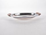 assiette en argent plaqué avec des poignées en bois sur fond blanc