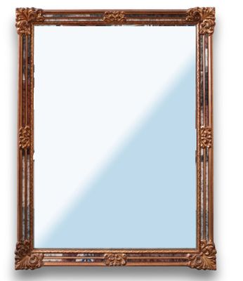 On voit un miroir richement sculpté sur fond blanc.