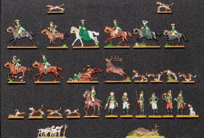 de nombreuses figurines représentant des personnes à cheval et des chiens