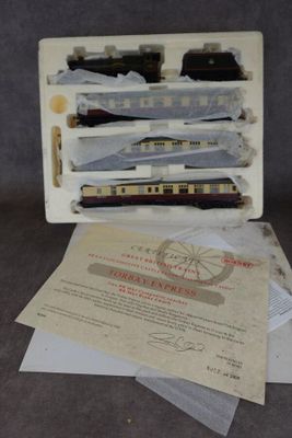 une boîte contenant tout un tas de petits trains miniatures de différents types