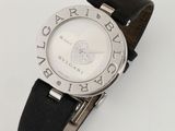 une image d'un gros plan d'une montre-bracelet sur une surface blanche