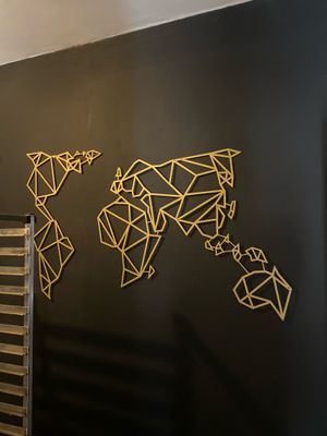 un mur noir sur lequel est peinte une carte du monde