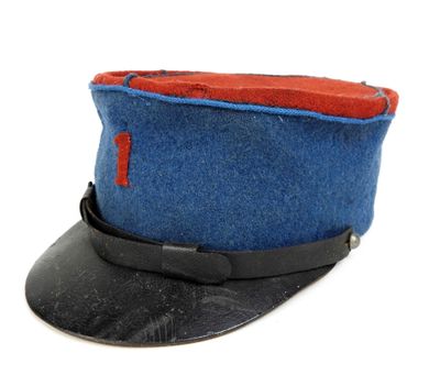 Qu'est-ce qui est bleu et rouge avec une bande noire ?