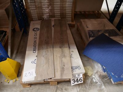 un tas de bois posé sur une palette dans un entrepôt