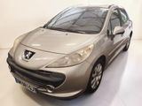 La petite voiture argentée est garée dans la pièce blanche.