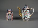 une petite théière et une petite théière