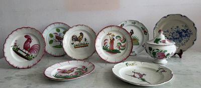 many plates and bowls that are sitting on a table