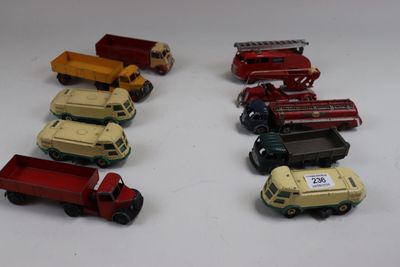 tout un tas de petits camions jouets alignés les uns à côté des autres