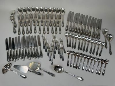 beaucoup de cuillères en argent et de cuillères sur la table