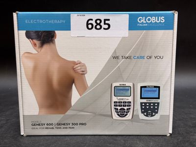 une boîte contenant deux téléphones portables, posée sur une table