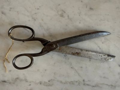 une paire de ciseaux posée sur une table en marbre