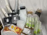 plusieurs objets posés ensemble sur une table