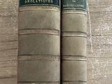 deux vieux livres posés sur une table