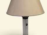 une image représentant une lampe munie d'un abat-jour beige