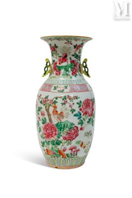 un vase posé sur une surface blanche