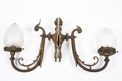 Paire d'appliques en bronze à décor de feuilles d'acanthe et… - Photo 1