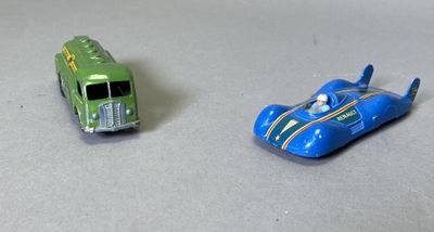 deux voitures jouets assises l'une à côté de l'autre sur une table