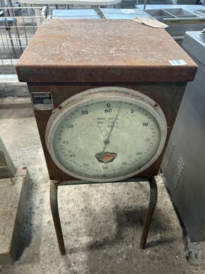 une vieille horloge posée sur un support dans une pièce