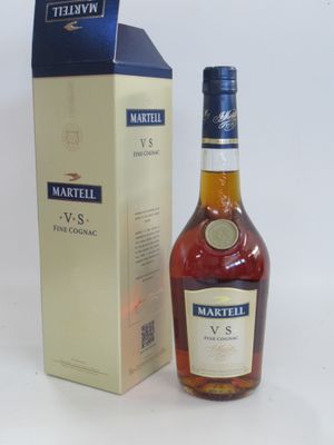 La bouteille de Marttilll V S se trouve à côté de la boîte.