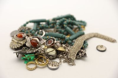 une pile de bijoux assortis sur une surface blanche