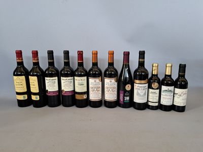 plusieurs bouteilles de vin sont alignées sur une table