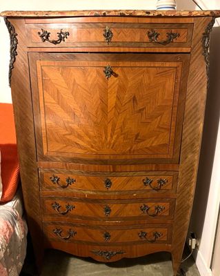 une commode en bois surmontée d'un miroir