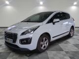 la photo d'une petite voiture blanche garée dans un garage