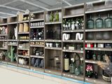 de nombreuses étagères sur lesquelles sont disposés des vases et des bocaux dans un magasin