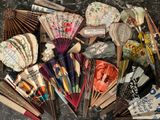 de nombreux modèles différents d'éventails en papier sur la table