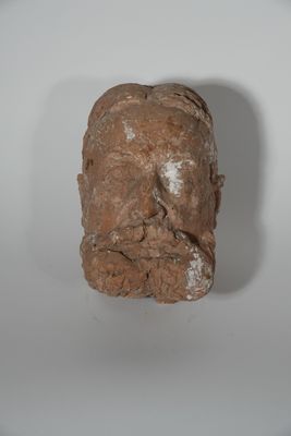 statue d'un homme barbu sur un fond blanc