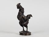 statue en bronze représentant un coq sur un socle, sur fond blanc