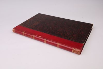 gros plan d'un livre sur une table à fond blanc