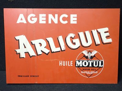 une enseigne orange annonçant un magasin de motos, sur laquelle figure un logo