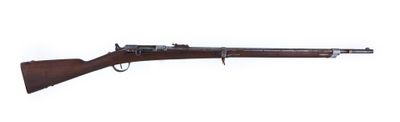 un fusil avec un canon en bois sur fond blanc
