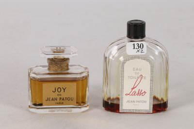 deux flacons de parfum posés l'un à côté de l'autre sur une surface blanche