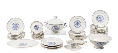 plusieurs assiettes et bols posés sur une table