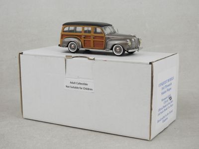 une voiture jouet posée sur une boîte
