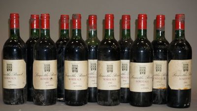 six bouteilles de vin sont alignées sur une table
