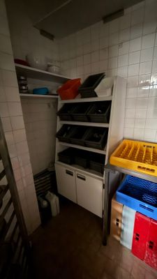 une pièce où se trouvent plusieurs cartons et un rayonnage