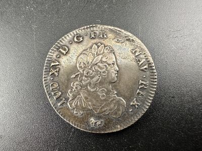 une vieille pièce d'argent ornée d'une couronne
