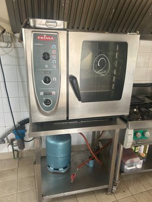 un micro-ondes argenté posé sur un support dans une cuisine