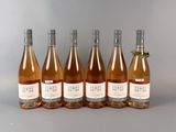 six bouteilles de vin sont alignées dans une rangée