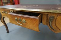 Bureau plat en placage d'acajou ouvrant par trois tiroirs en… (photo 5)