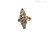 gros plan d'une bague en or avec des diamants sur fond blanc