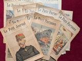 Plusieurs journaux sont empilés les uns sur les autres sur une surface rouge.