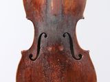gros plan d'un violon sur fond blanc