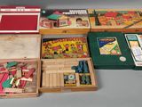 beaucoup de jouets en bois dans une boîte posée sur une table