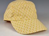 casquette de baseball jaune et blanche avec des lettres blanches dessus