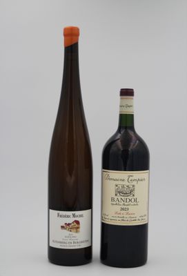 deux bouteilles de vin posées l'une à côté de l'autre sur une surface blanche