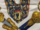 un gros plan sur une cravate ornée d'un lion doré